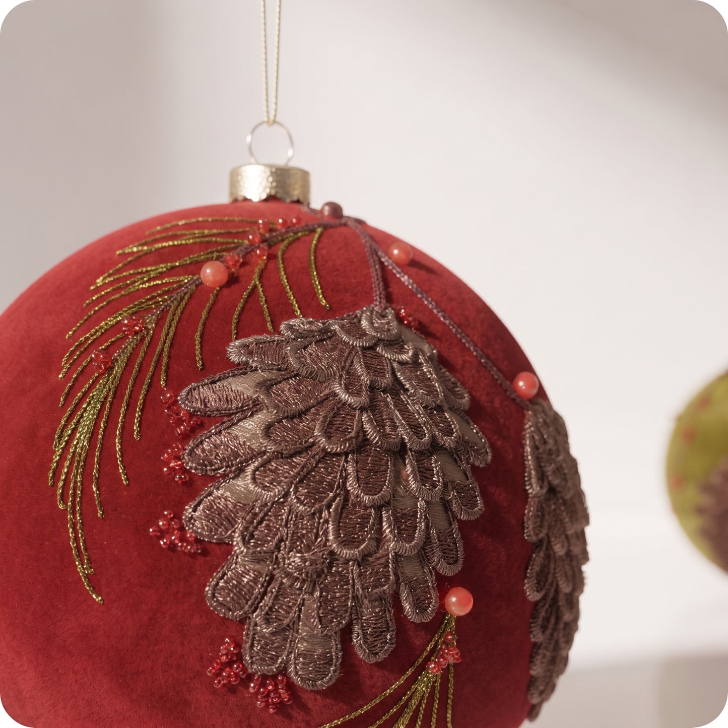 Esfera roja con piñas
