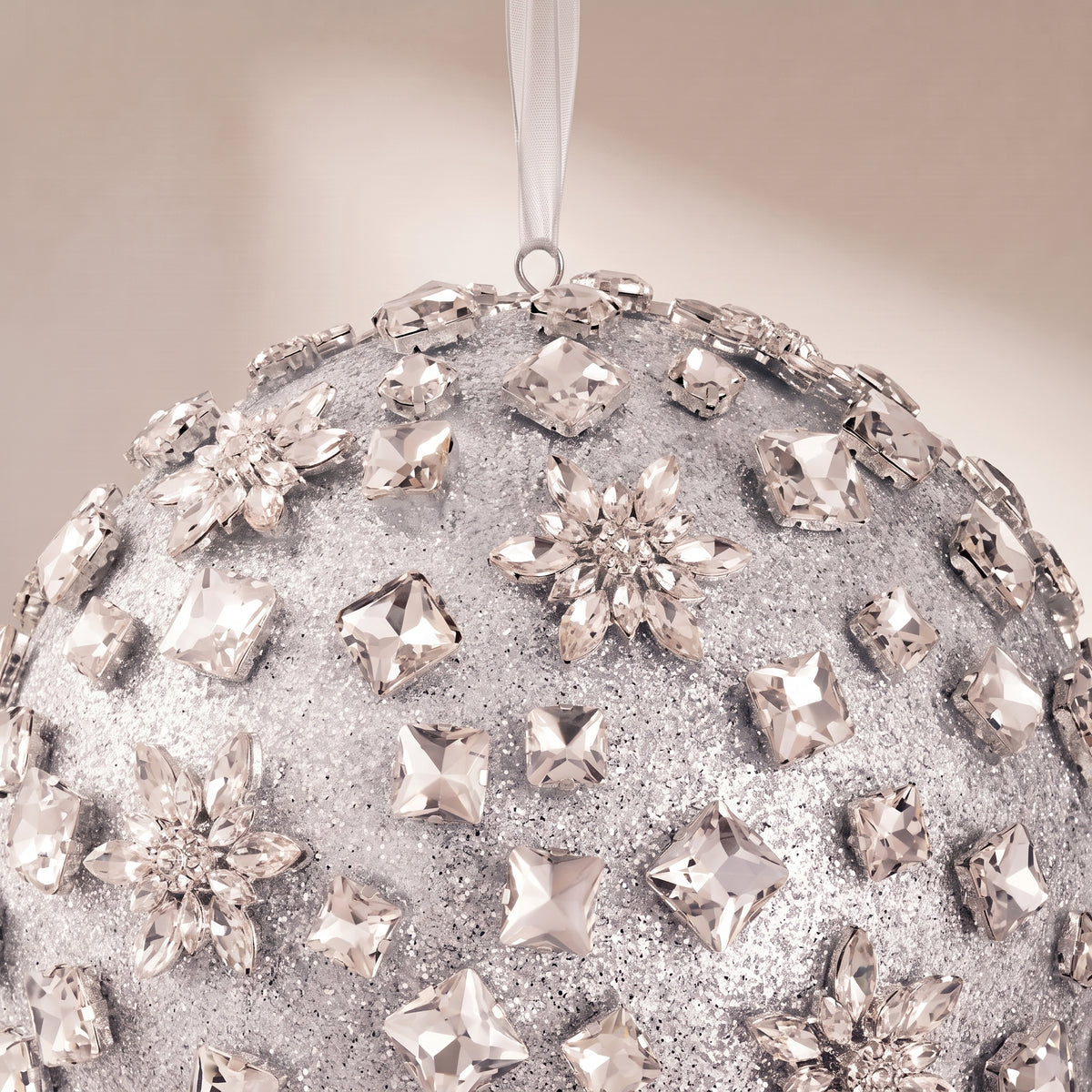 Esfera de piedras brillantes y flores