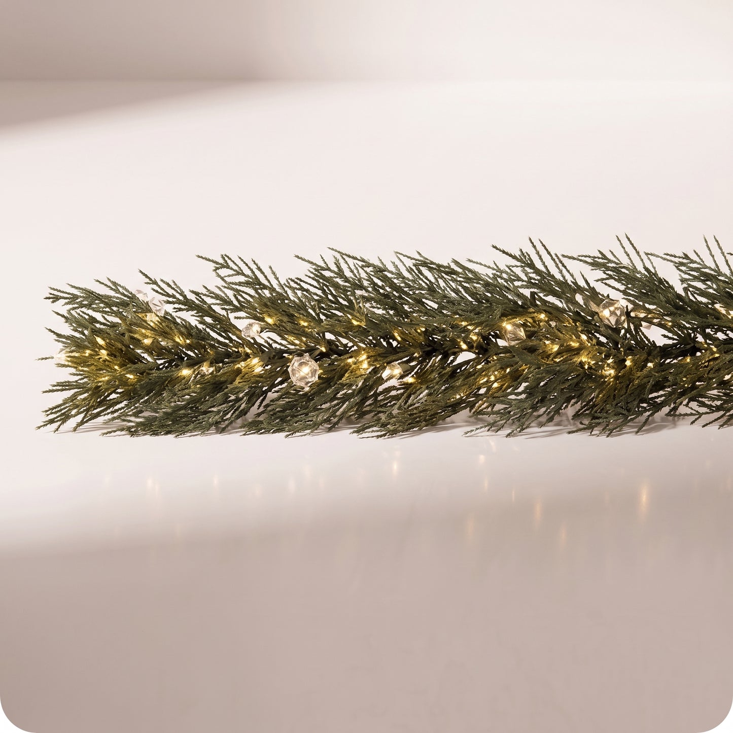 Guirnalda de pino con 150 luces led geo y 100 puntas