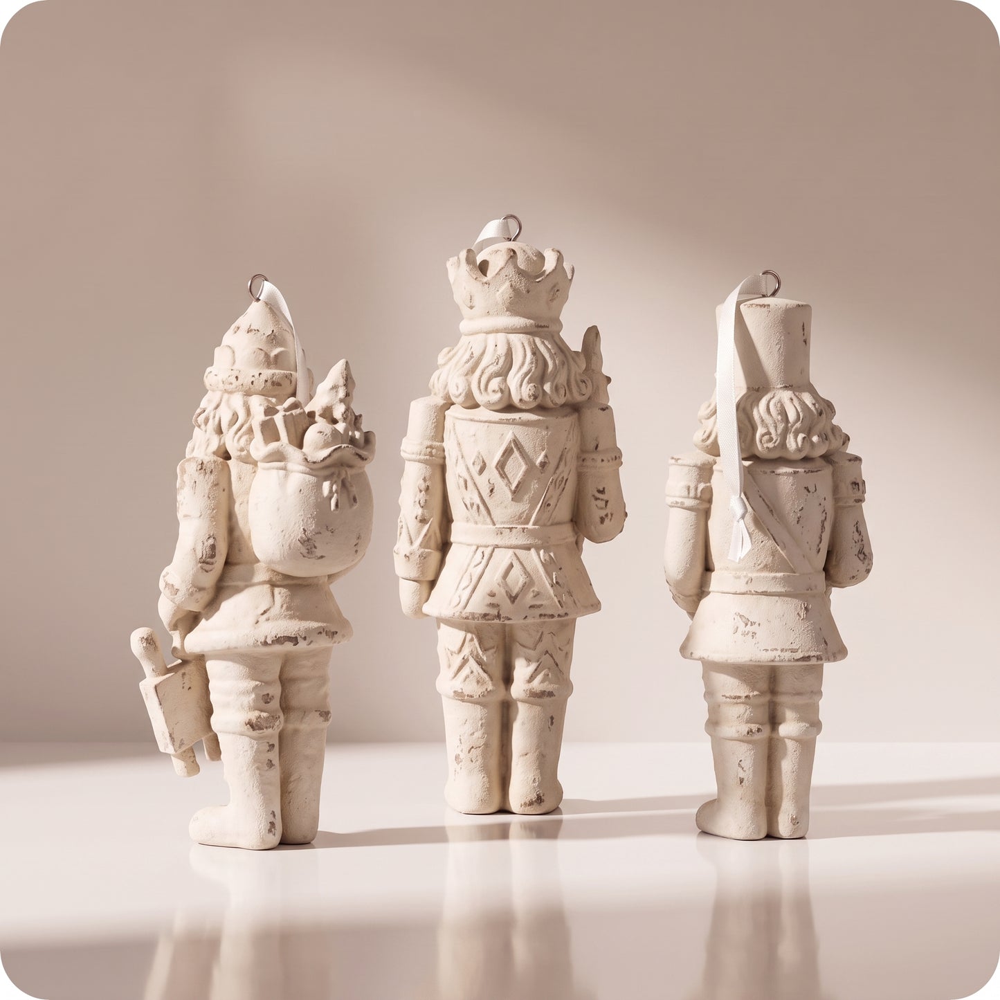 Esfera cascanueces blanco de resina con instrumentos 14 cm