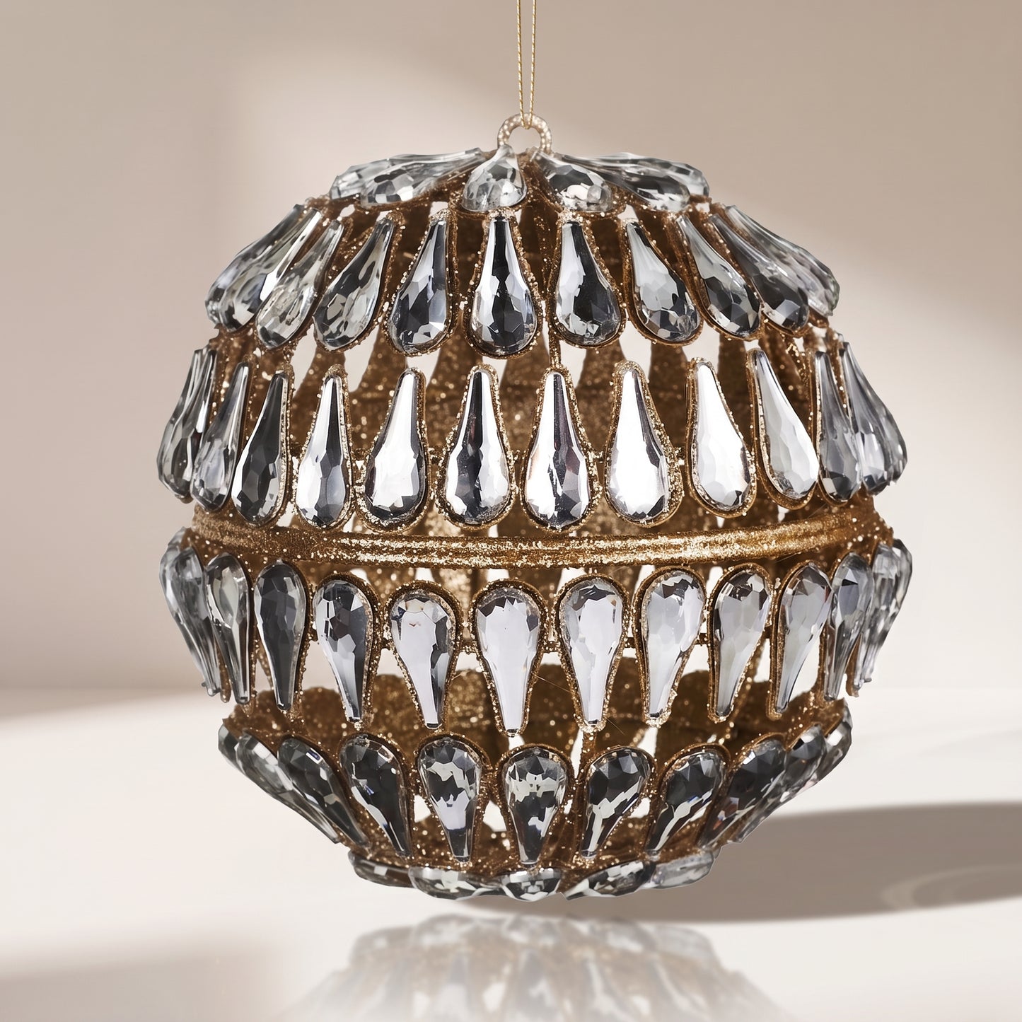 Esfera dorada con piedras espejo