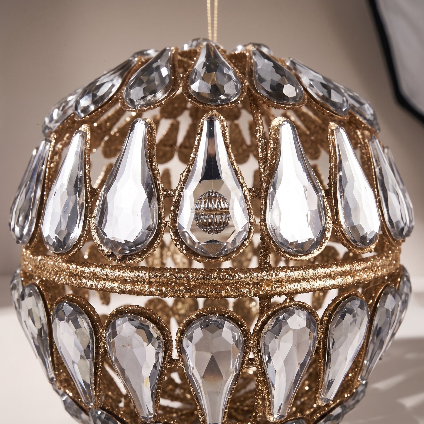 Esfera dorada con piedras espejo