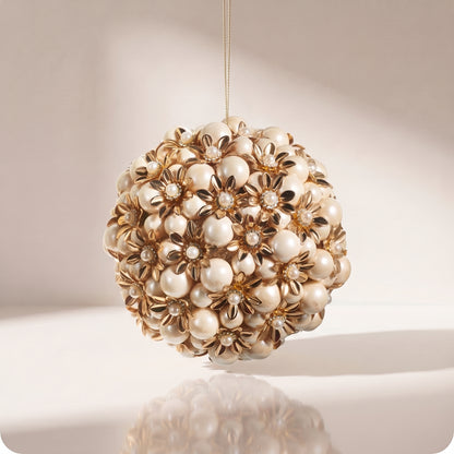 Esfera de perlas con flores doradas