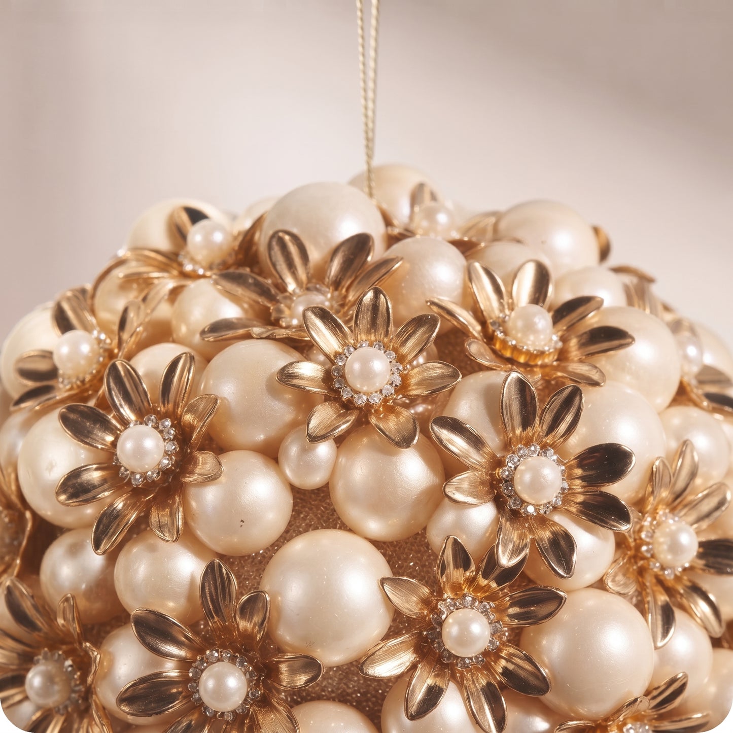 Esfera de perlas con flores doradas