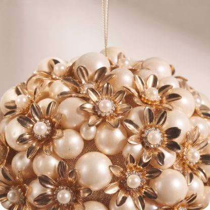Esfera de perlas con flores doradas