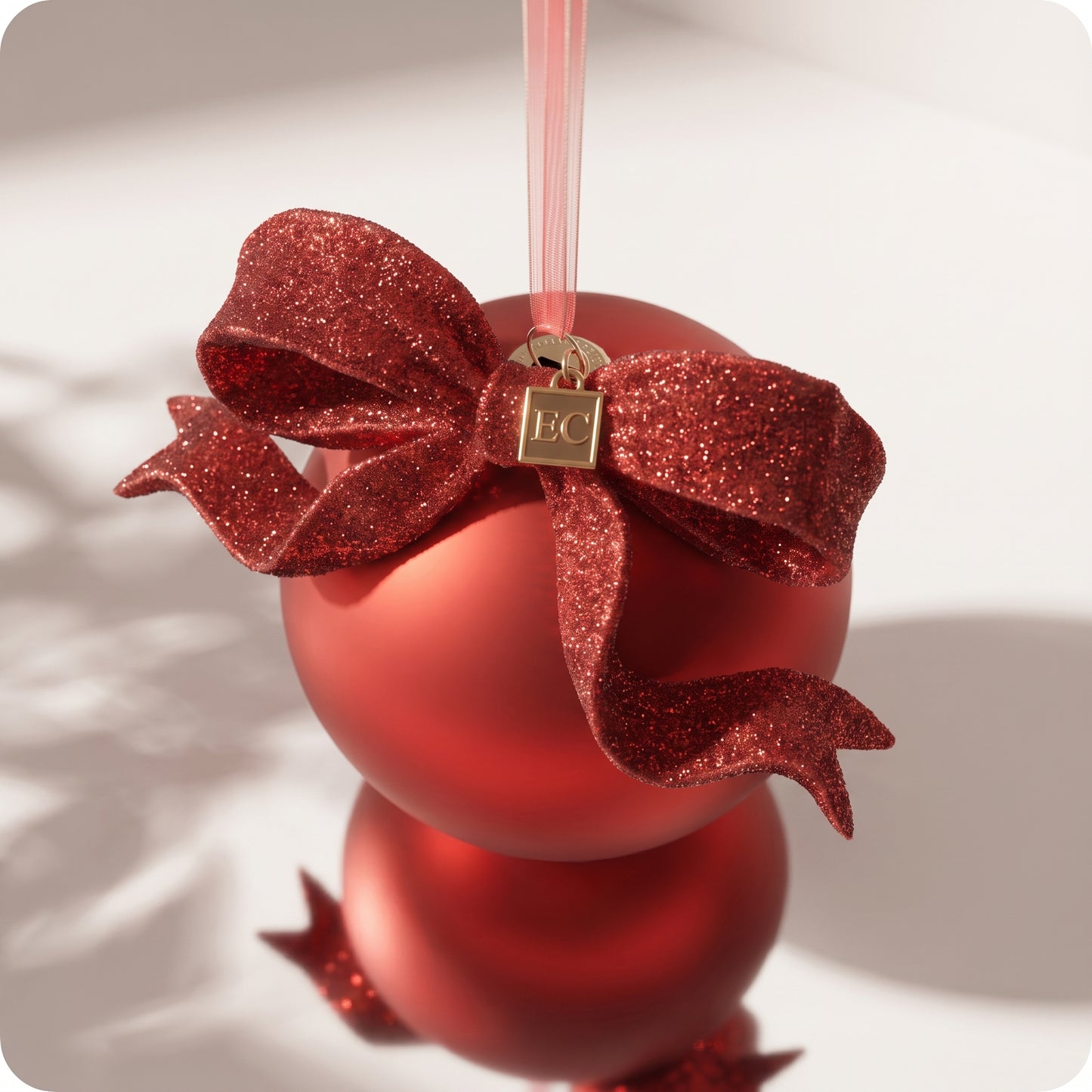 Esfera roja de vidrio con moño