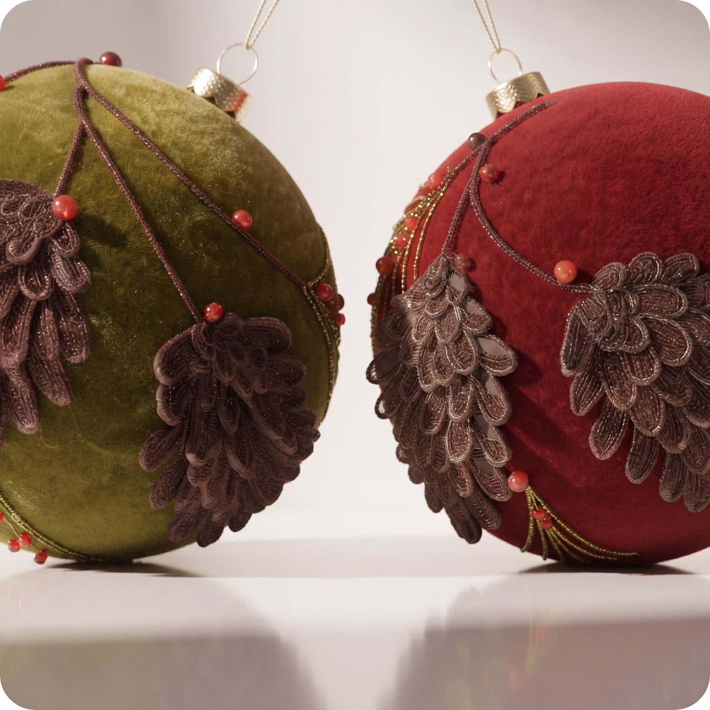 Esfera roja con piñas