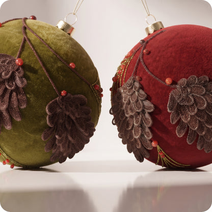 Esfera roja con piñas
