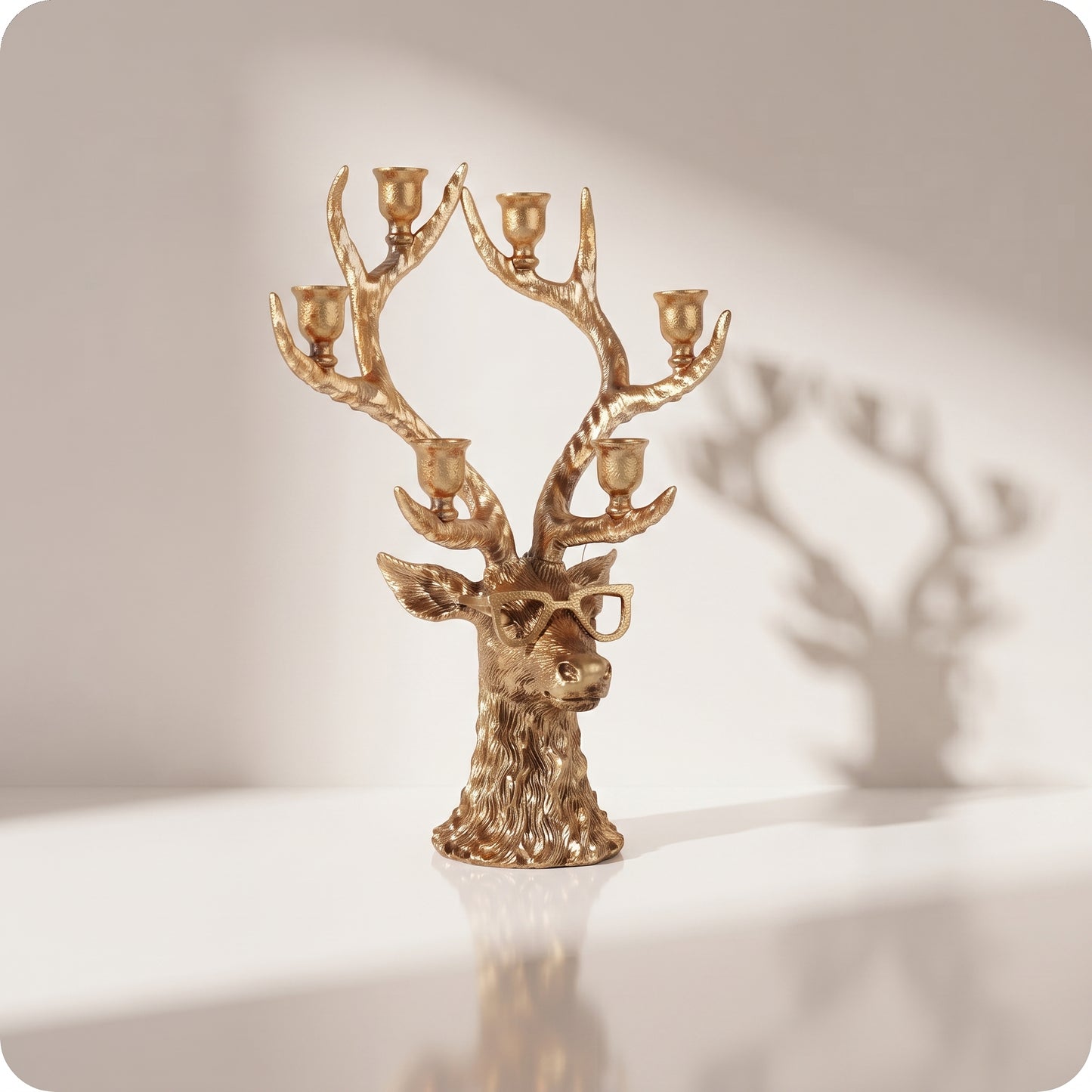 Candelabro dorado de reno con lentes