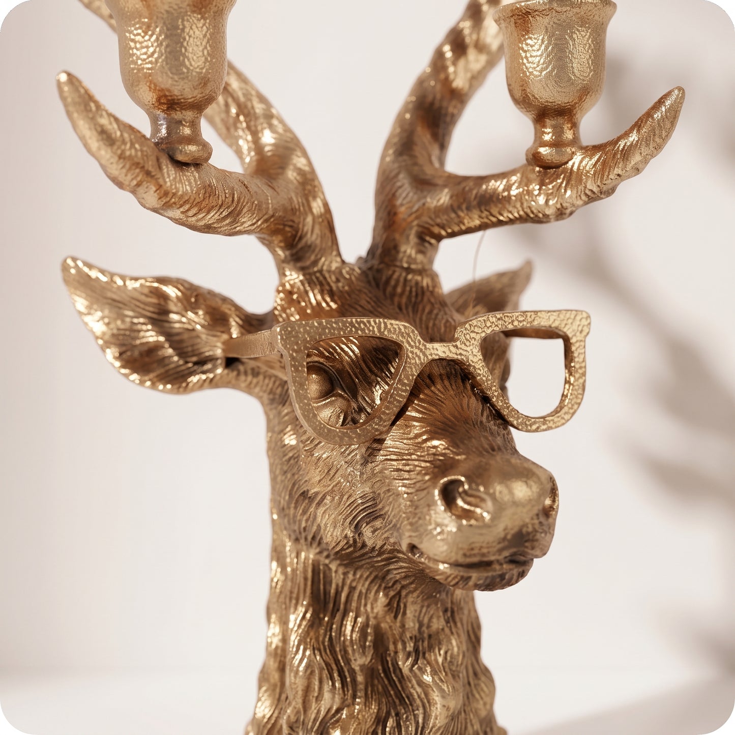 Candelabro dorado de reno con lentes