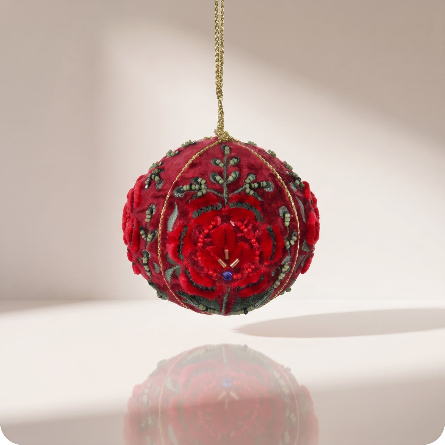 Esfera de terciopelo con bordado de rosas 10 cm