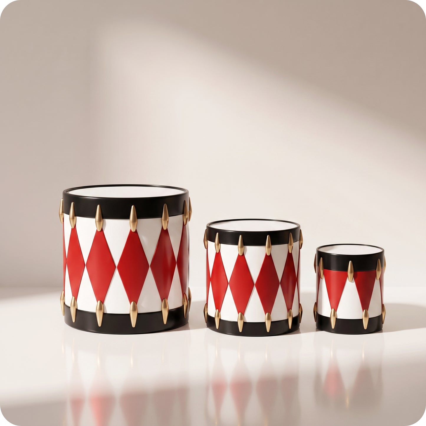 Set de tambores de resina blanco con rombos rojos y marcas doradas