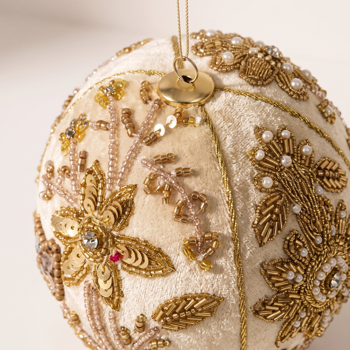 Esfera de terciopelo flores doradas con cuentas
