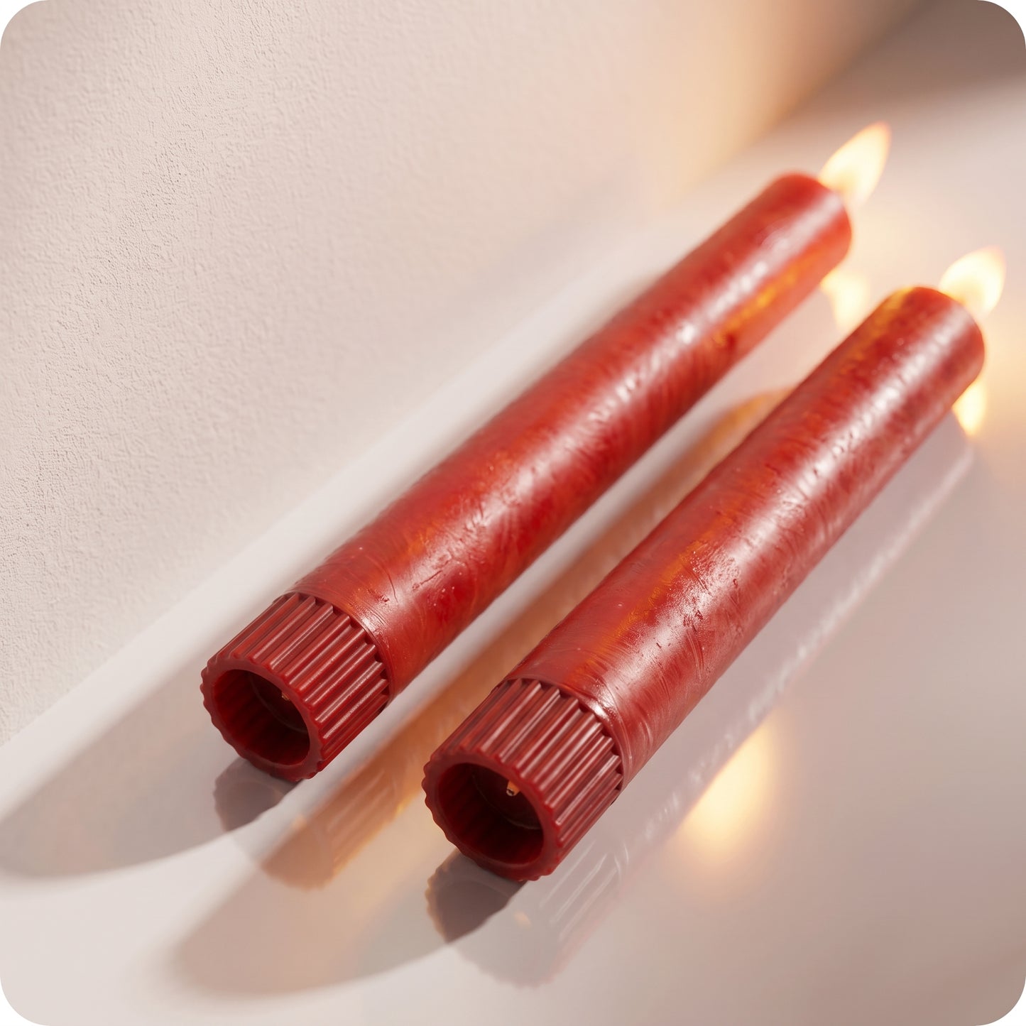 Par del mismo tamaño de velas lápiz rojas