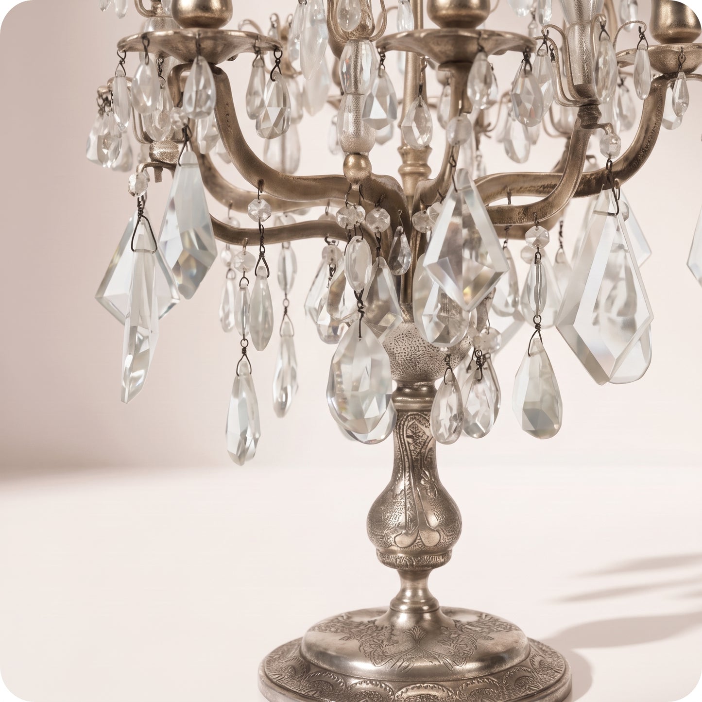 Candelabro chapado en níquel con cristales grandes y porta velas plateado