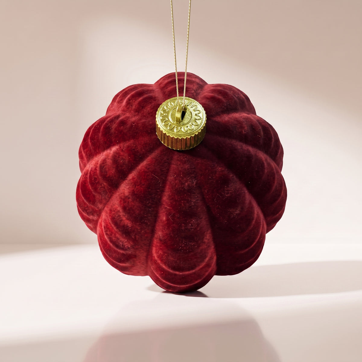 Esfera de terciopelo rojo burgundy acanalado rayado
