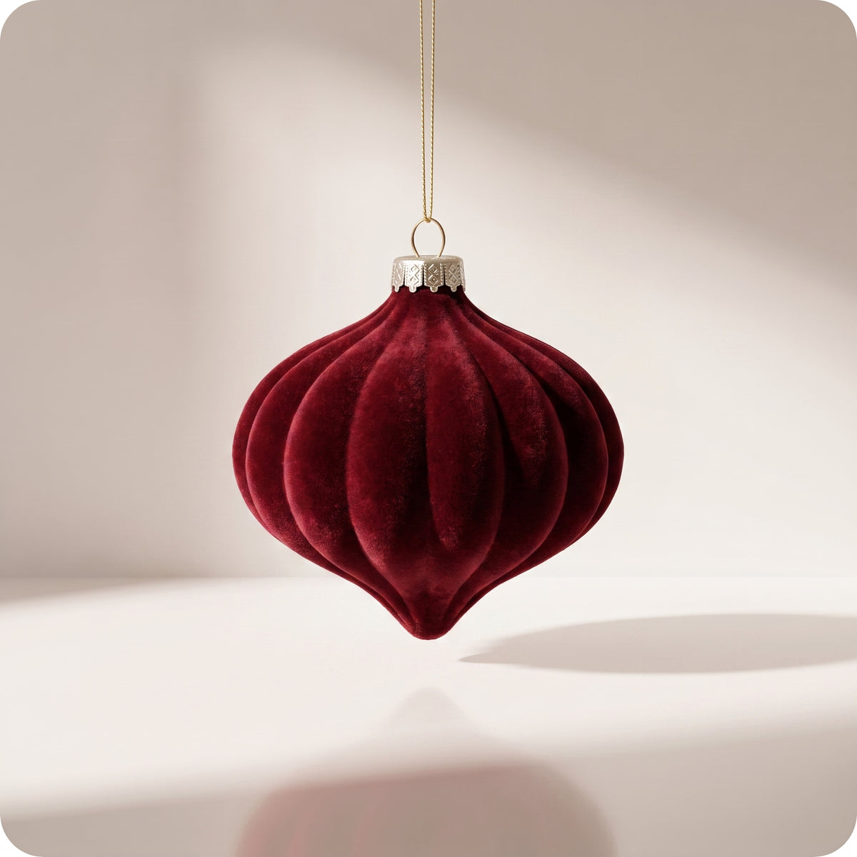 Esfera de terciopelo rojo burgundy cebolla