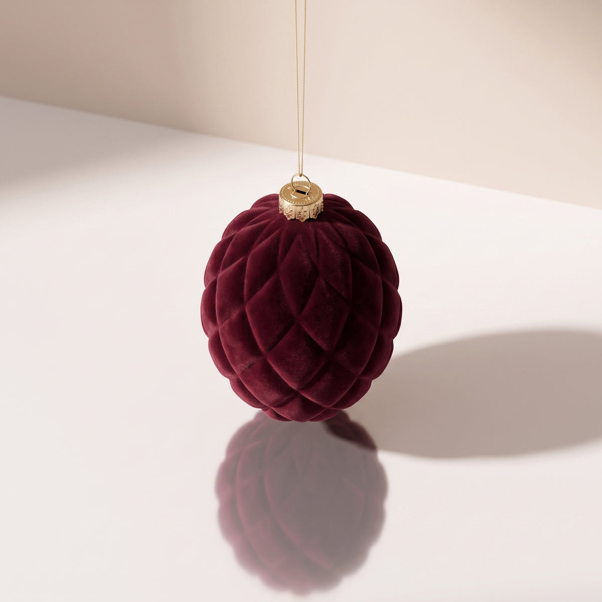 Esfera de terciopelo rojo burgundy ovalada con rombos