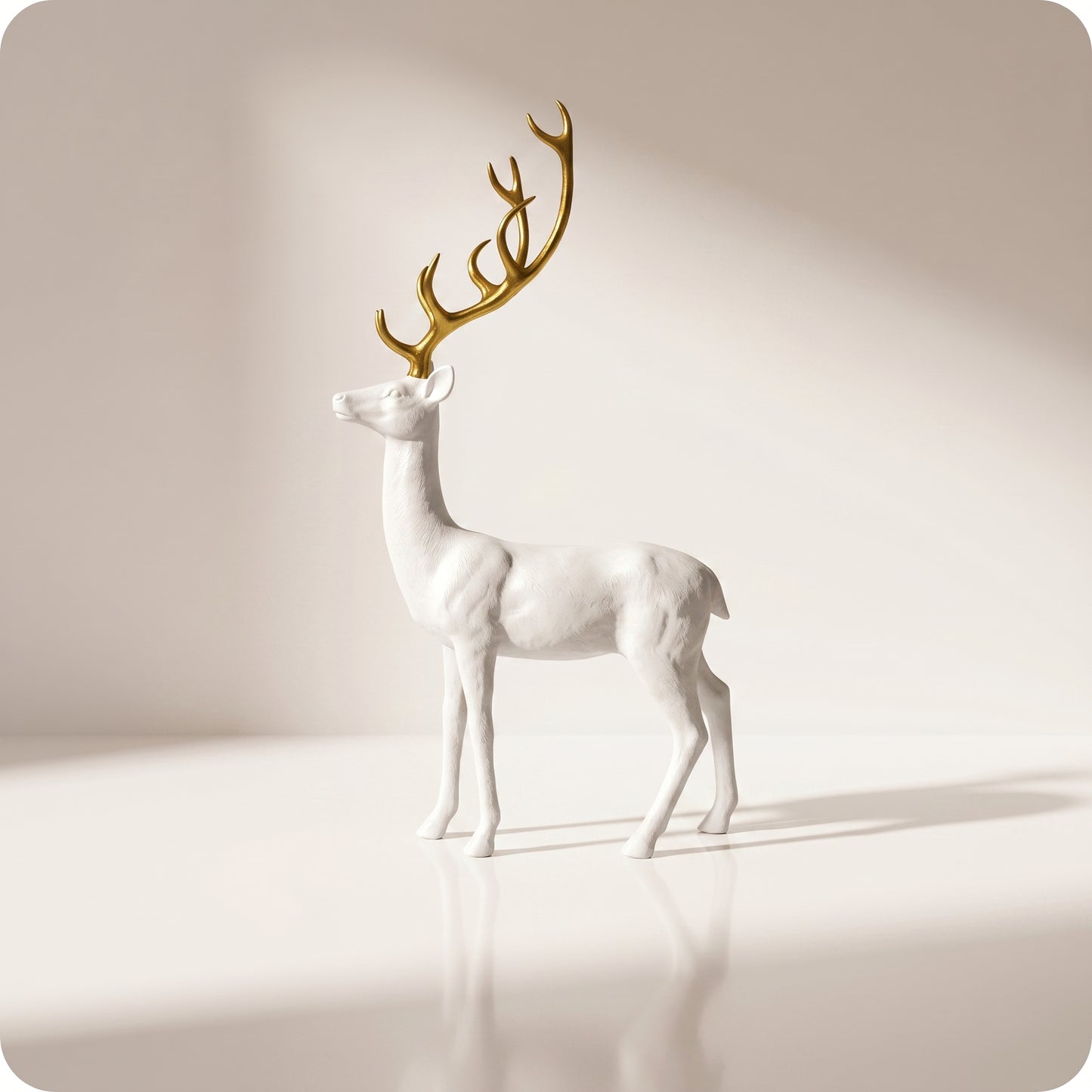 Reno decorativo dorado de resina blanco con cuernos dorados parado