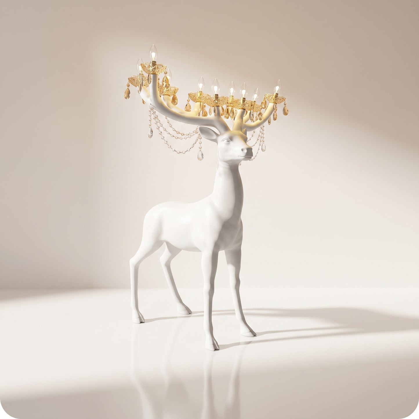 Reno decorativo con candelabro blanco en cuernos grande