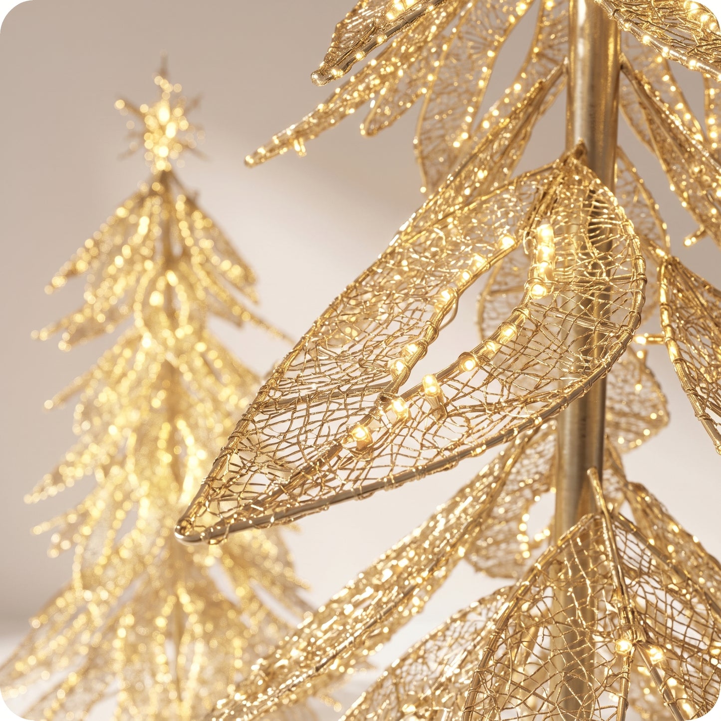 Árbol de navidad de metal con luz led dorado gigante