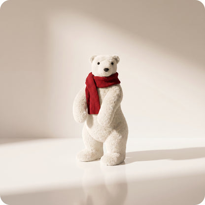 Elegante oso polar blanco con bufanda roja parado 4