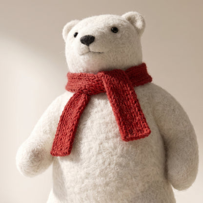 Elegante oso polar blanco con bufanda roja caminando 1