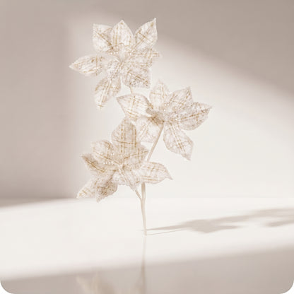 Rama de flores blancas con perlas
