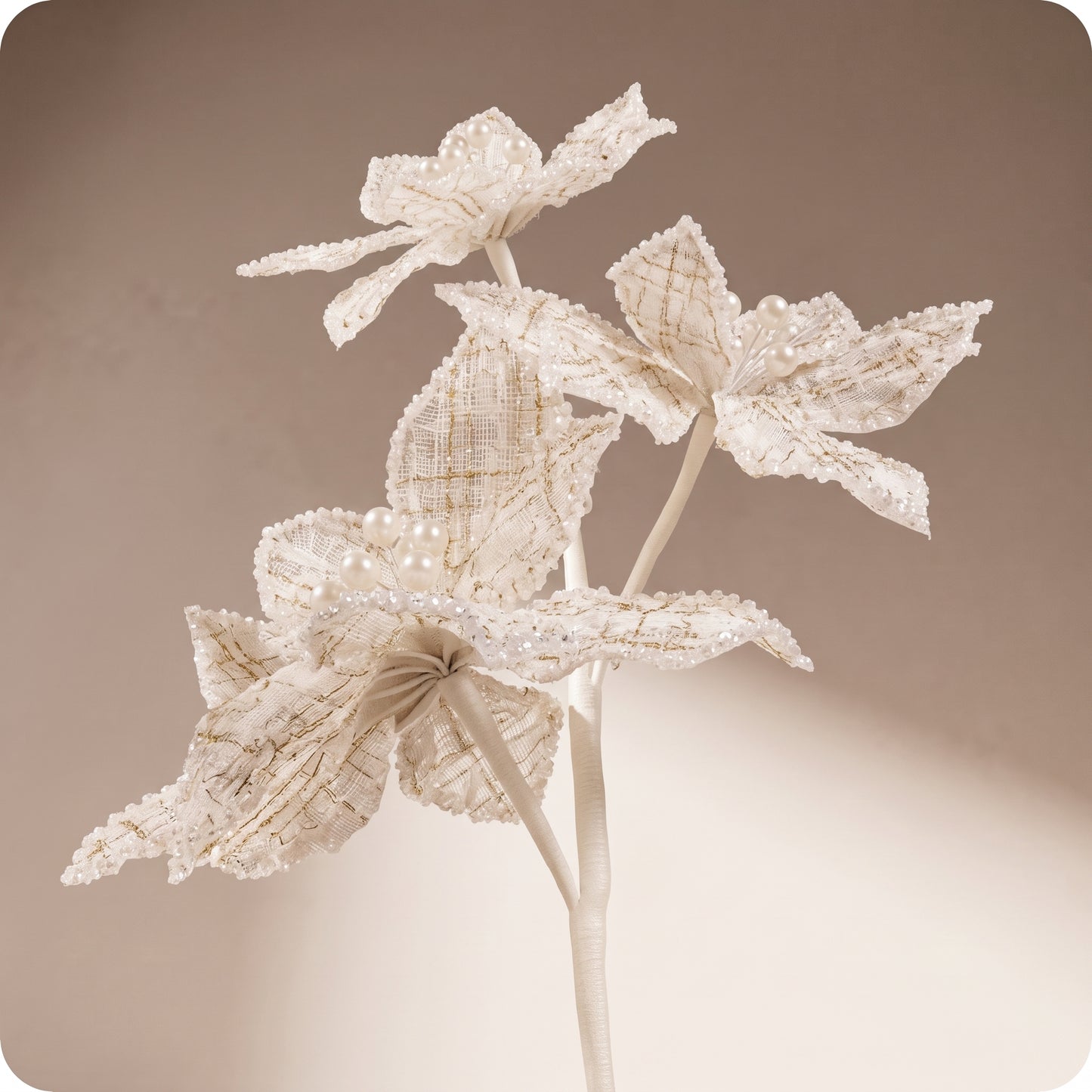 Rama de flores blancas con perlas