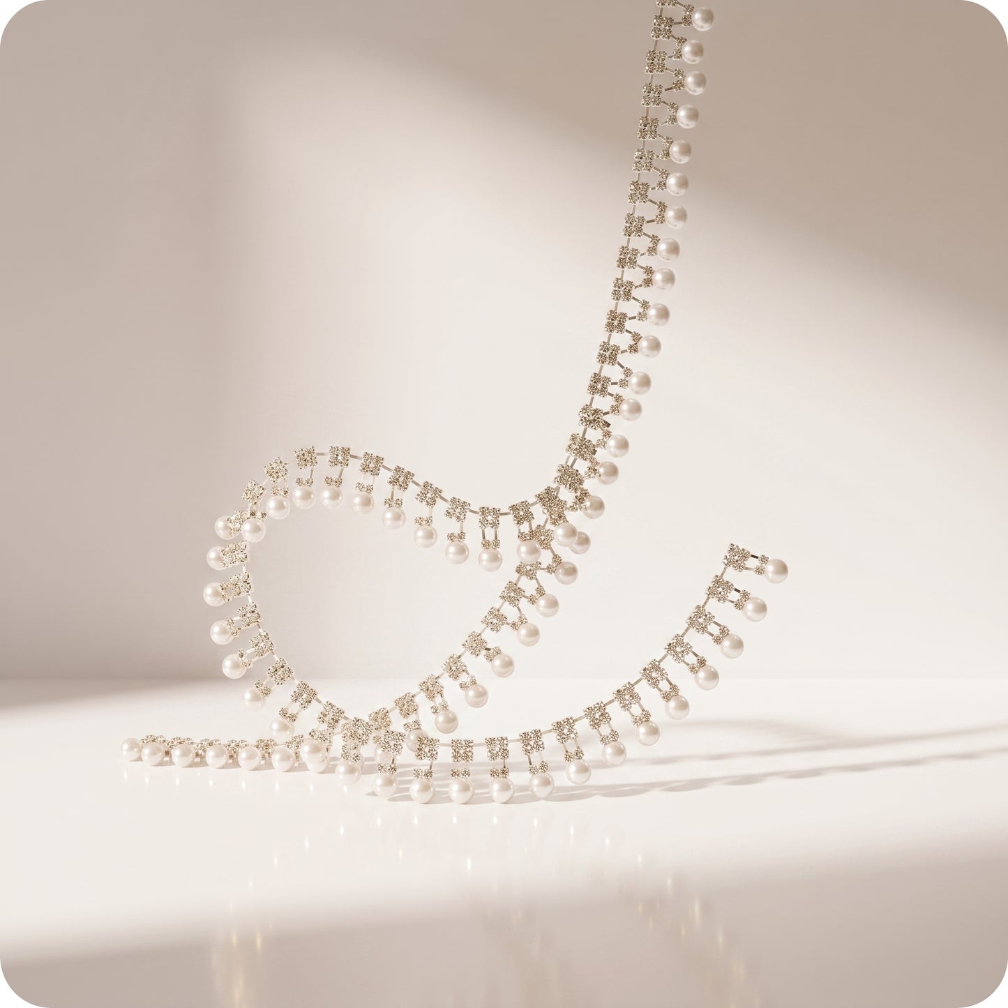 Guirnalda de perlas con piedras blancas brillantes