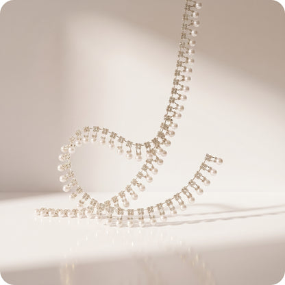 Guirnalda de perlas con piedras blancas brillantes