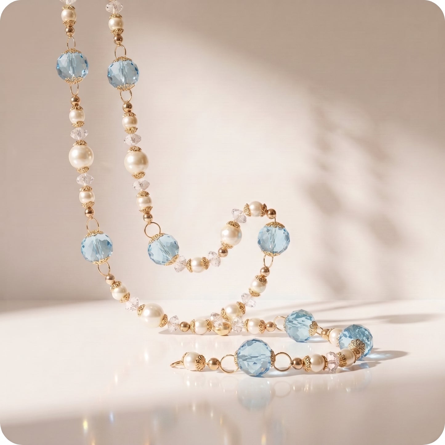 Guirnalda de perlas con piedras azules trasparentes