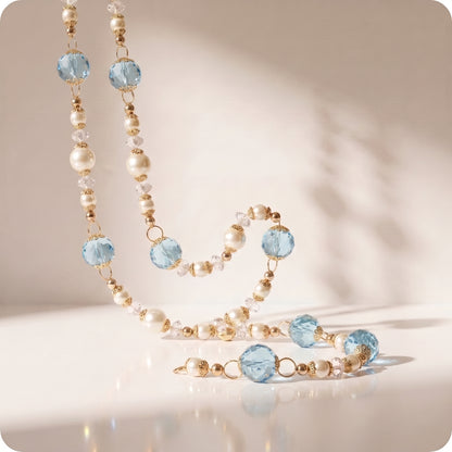 Guirnalda de perlas con piedras azules trasparentes