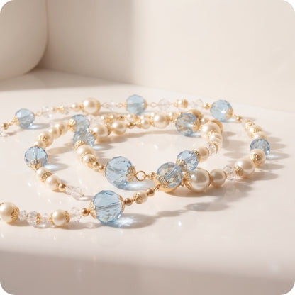 Guirnalda de perlas con piedras azules trasparentes