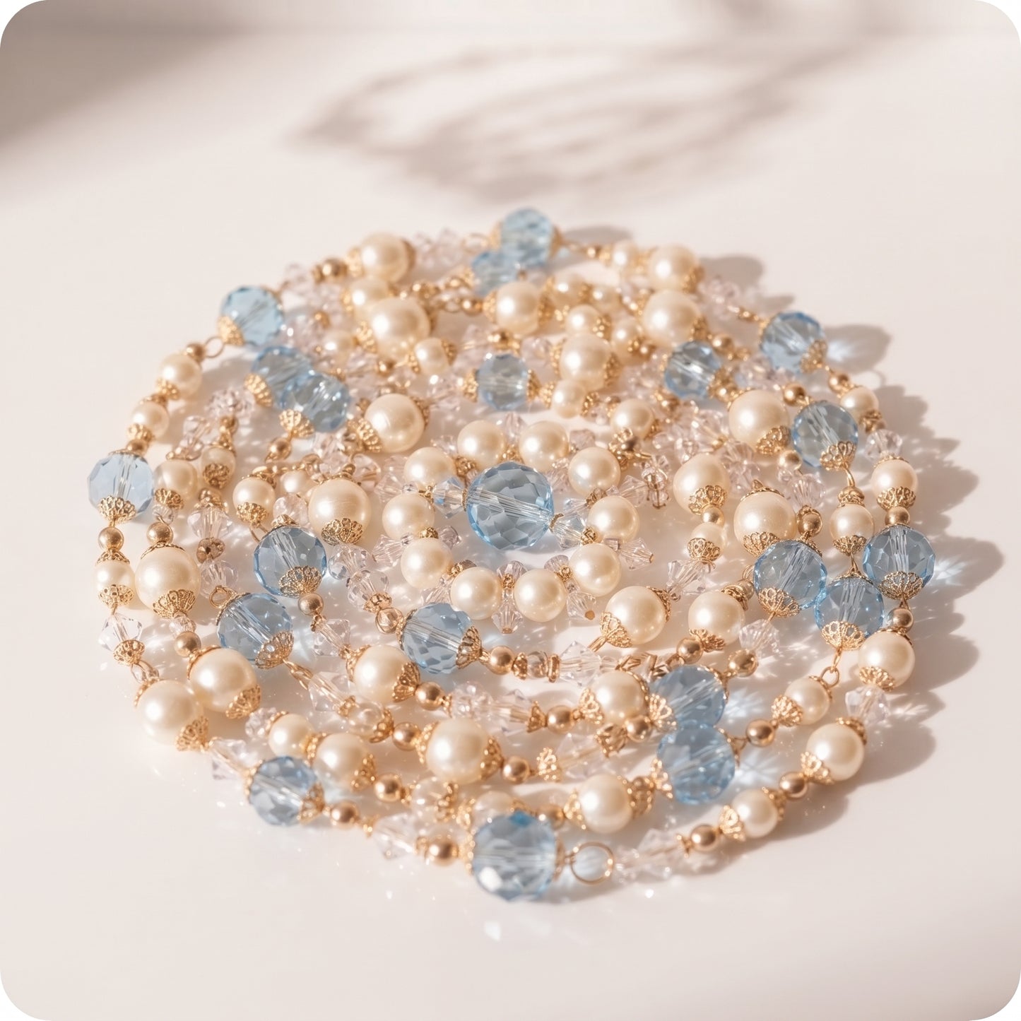 Guirnalda de perlas con piedras azules trasparentes