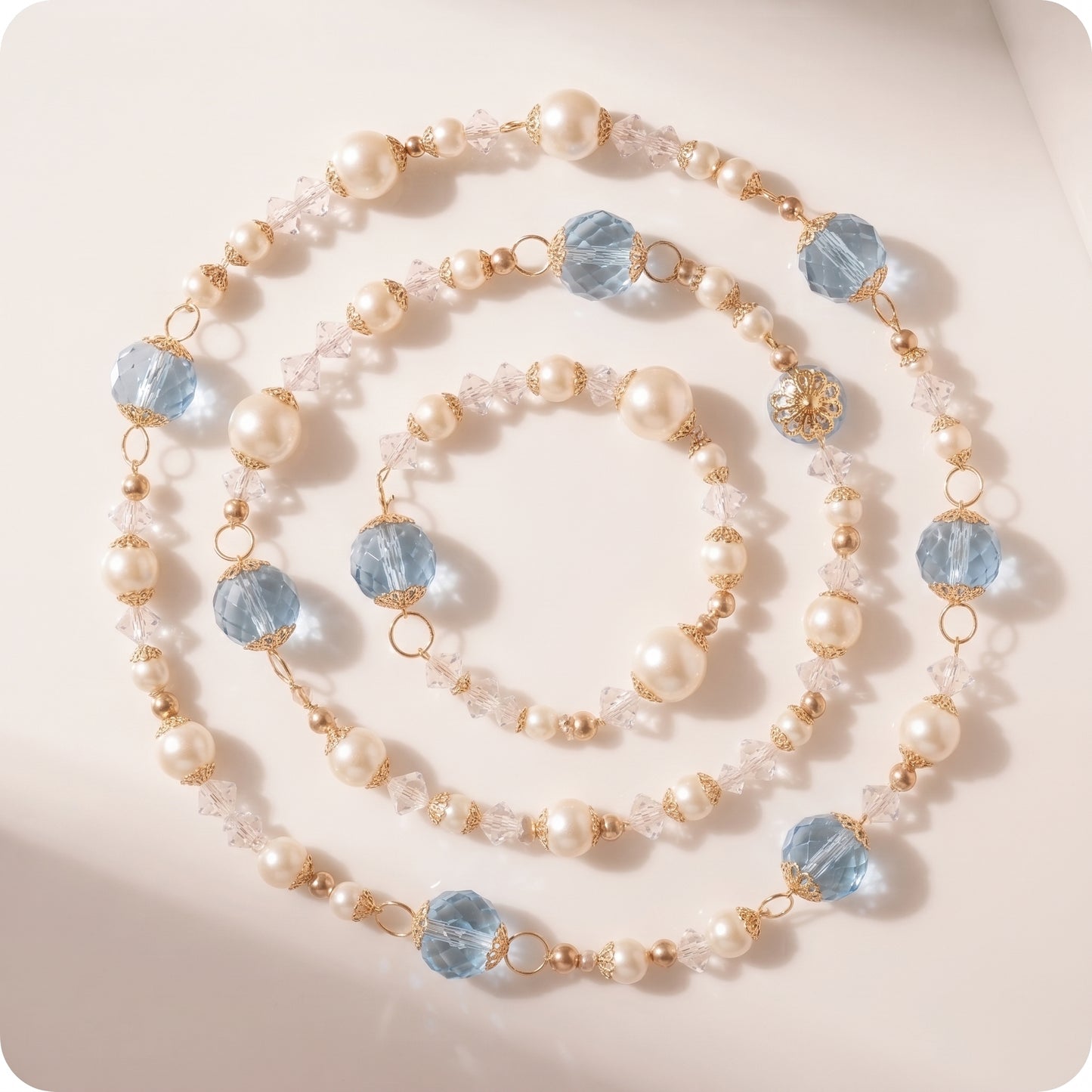 Guirnalda de perlas con piedras azules trasparentes