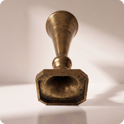 Jarrón de aluminio color oro antiguo