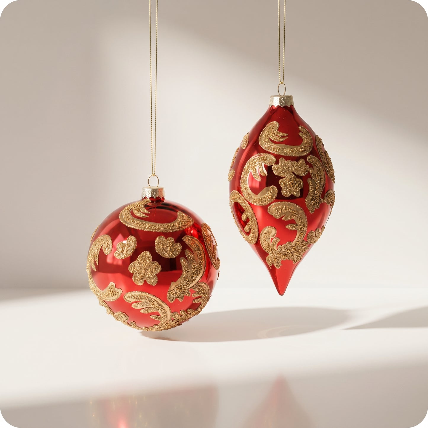Esfera de vidrio roja con piedras doradas