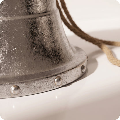 Campana de metal plateado viejo