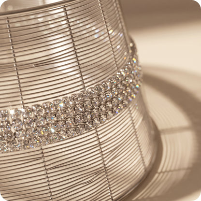 Base de árbol plateada con piedras