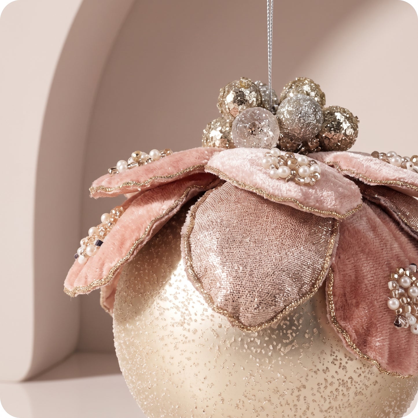Esfera velvet con joyas y flor de magnolia rosa con perla 11 cm