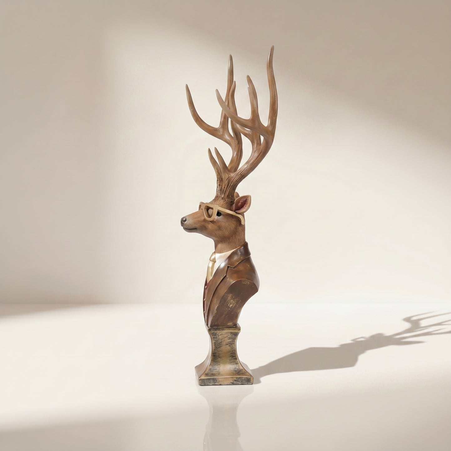 Busto de ciervo de resina sobre pedestal con gafas