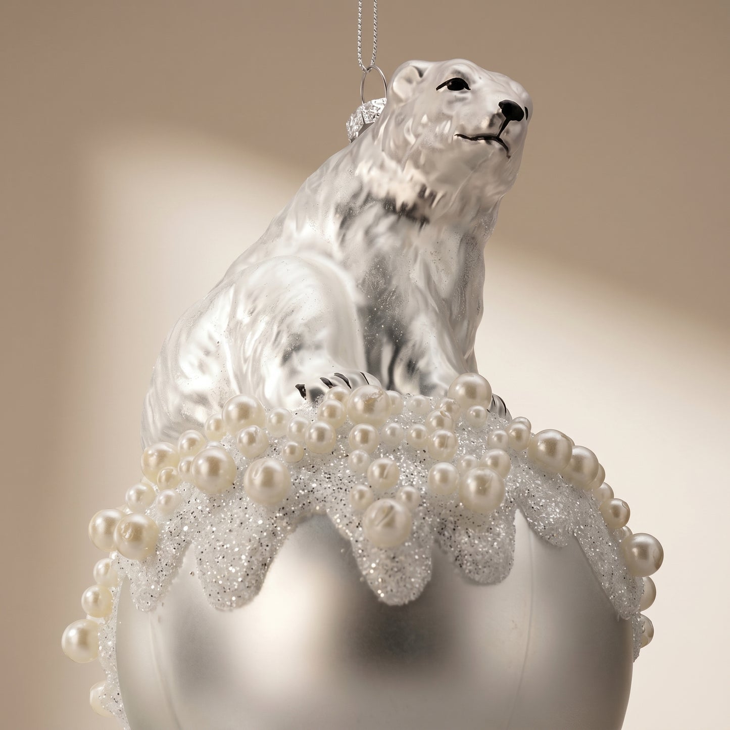 Esfera de oso polar de vidrio sobre bola