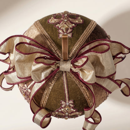 Esfera de terciopelo con flores de lis y lazo