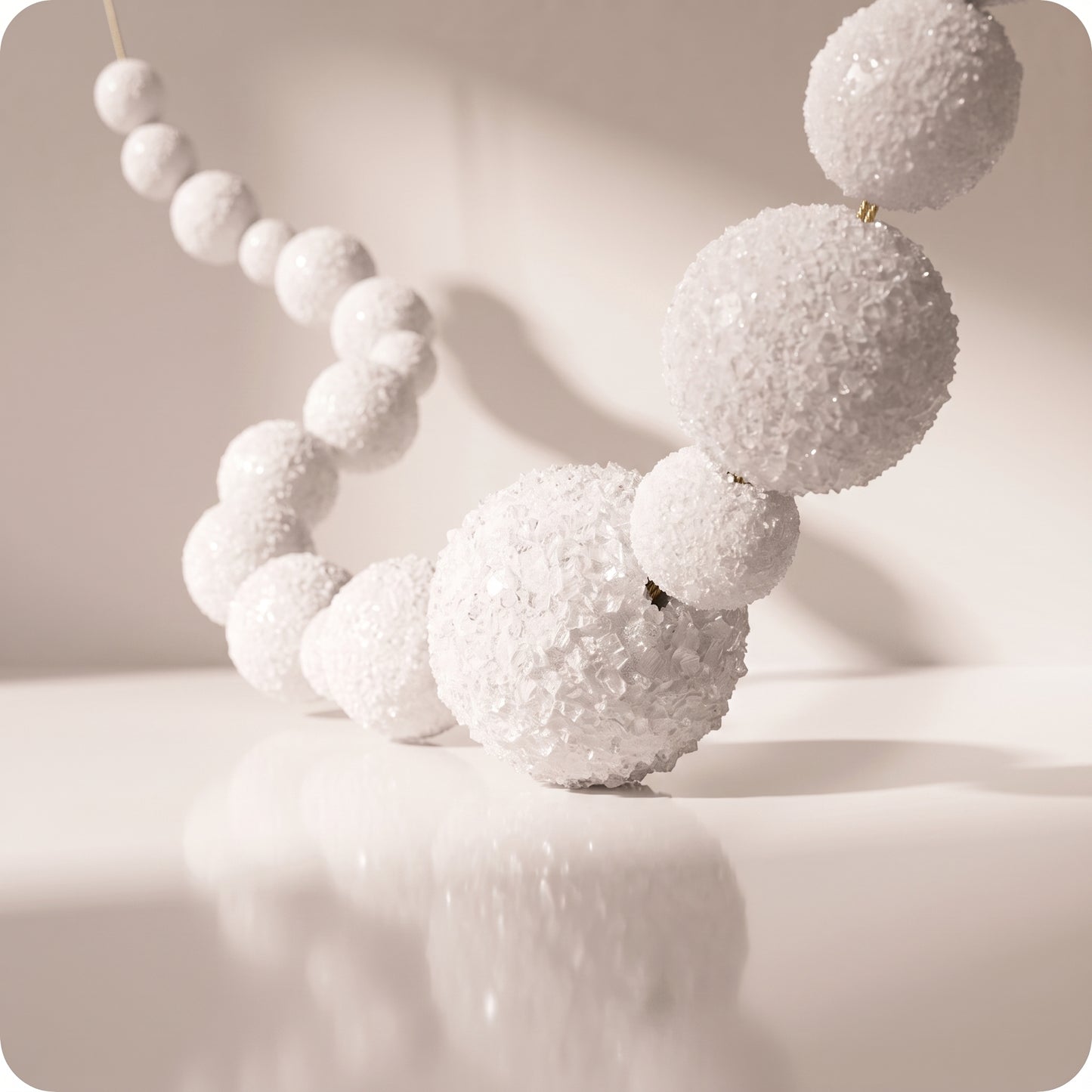 Guirnalda snowball de esferas pequeñas y grandes
