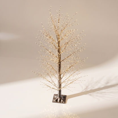 Árbol negro de micropuntos modelado de luz calida